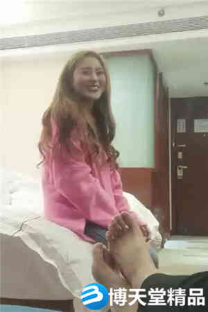 东北男微信1500元约战女神级时尚性感卷发美女,美女真漂亮全身被男的舔个遍海报剧照