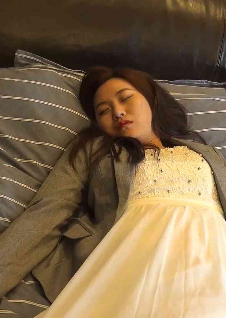 国产剧情AV性感肉丝长腿女教师娜娜因长期抑郁症上吊自杀被变态光头佬淫威尸体海报剧照