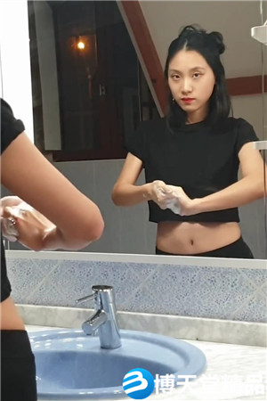 [国产剧情]刘玥-疫情当前和小骚玥一起做最干净的爱海报剧照