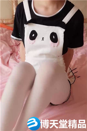 [国产剧情]熊猫背带裤白丝极品小萝莉海报剧照