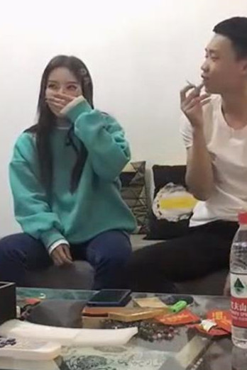 [国产剧情]步宾探花约了个绿衣颜值不错妹子啪啪，舌吻摸逼调情在沙发上后入海报剧照