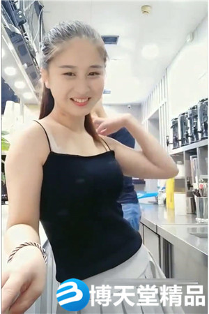 [国产剧情]奶茶店服务员兼职网路主播店铺打烊后和同事在吧台海报剧照
