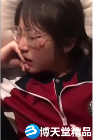 [国产剧情]眼镜高中嫩妹子和男友偷吃禁果破处拍视频流出海报剧照