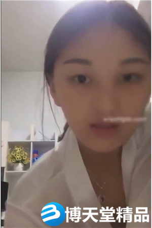 [国产剧情]貌美女主播和猥琐男最近风声紧冒死飚车直播啪啪海报剧照