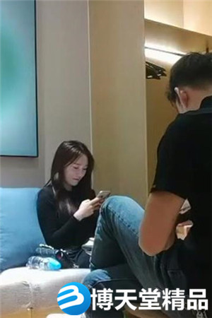 [国产剧情]来两个妹子留一个手指扣逼，后入抽插正对脸拍摄海报剧照