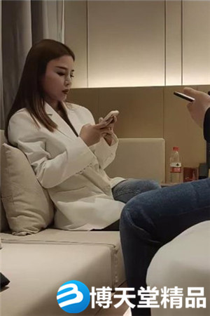 [国产剧情]白色西装牛仔裤性感妹子 聊聊天坐身上调情海报剧照