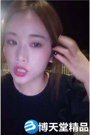 [国产剧情]小少妇夜晚驾车户外车震 开档黑丝撩起裙子掰穴尿尿海报剧照