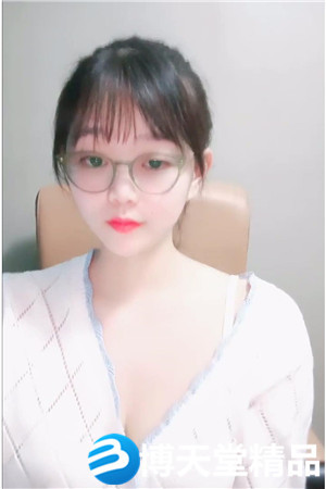 [国产剧情]舞蹈生桃子极品美臀清纯眼镜萌妹，脱掉内裤对着镜头扭动屁股海报剧照