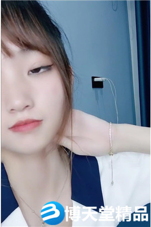 [国产剧情]清纯乖巧邻家型美女下海全裸诱惑，脱掉内裤掰开超紧粉穴海报剧照