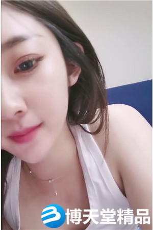[国产剧情]聲音超好聽清純美女小姐姐獨自在家自慰，拿出道具假屌乳交海报剧照