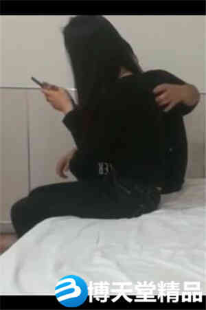 [国产剧情]未流出新作-约操长腿95后银行妹妹操操穿着内裤就插入海报剧照
