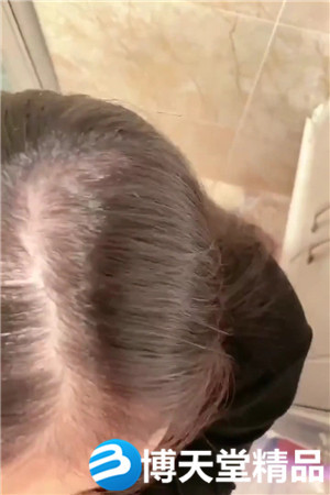 [国产剧情]真实乱伦爸在客厅玩王者入迷我在妈骚穴里灌满精液超刺激过程对白海报剧照