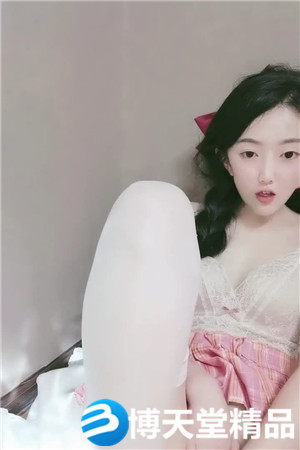 [国产剧情]清纯超甜学生妹刚下海，顶级翘臀拨开丁字裤假屌爆海报剧照