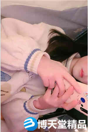 [国产剧情]刚破处不久嫩妹，双马尾撩起衣服揉小奶子 ，翘起美臀对着镜头海报剧照