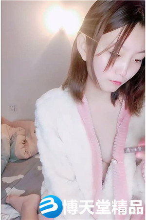 [国产剧情]长相清纯的瘦小的妹子，剃了白虎，掰穴自慰，再和纹身男友啪啪做爱海报剧照