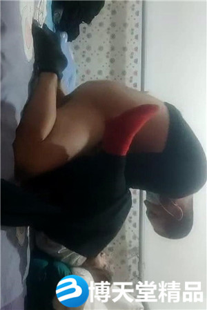 [国产剧情]大叔下午性欲勃发，街头约人妻，简陋出租屋内吹硬了海报剧照