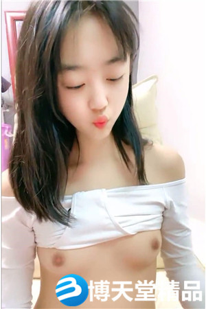 [国产剧情]撩起衣服揉捏贫乳，掰开粉嫩小穴道具插入 ，双指猛扣一脸享受海报剧照