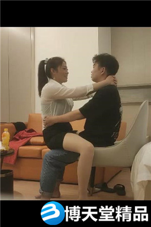 [国产剧情]自带多套衣服，熟女会疼人还给按摩 ，主动舌吻，大屁股骑乘猛坐撞击海报剧照