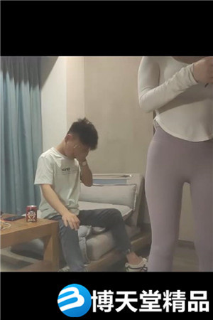 [国产剧情]紧身裤大奶骚女，撩起衣服把脸埋进海报剧照