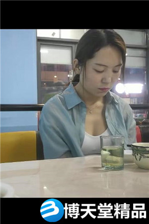 [国产剧情]再约良家珠宝女，吃完饭带回酒店操逼，推到强吻扒掉裤子海报剧照