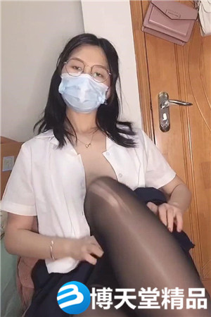 [国产剧情]可爱眼镜萌妹【绮绮子】最新各种自慰约炮土豪粉丝啪啪海报剧照