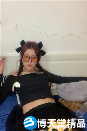 [国产剧情]麻花辫网红小姐姐刚下海不久一线天馒头逼被大屌炮友狂草搞完按摩器自慰海报剧照