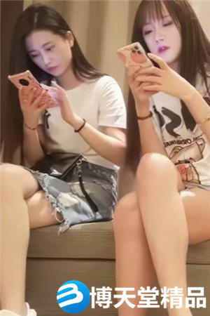 [国产剧情]【AI画质增强】2020-07-13 小宝寻花约了两个妹子留下牛仔裙妹子，沙发调情海报剧照