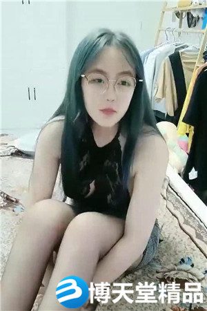 [国产剧情]高颜值清纯眼镜娘,极品反差婊,看着乖巧听话,实在是男友的小母狗海报剧照