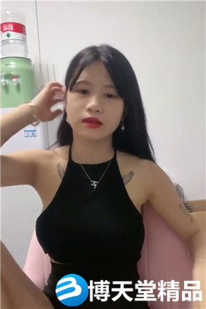 [国产剧情]满背纹身新人小妹 ！性感蜜桃臀假屌深插 ，无毛骚穴振动棒伺候 ，地上假屌疯狂套弄海报剧照