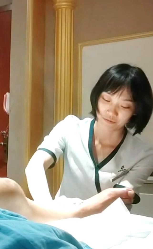【搞沐足】会所找女技师，骑在身上摸屌海报剧照