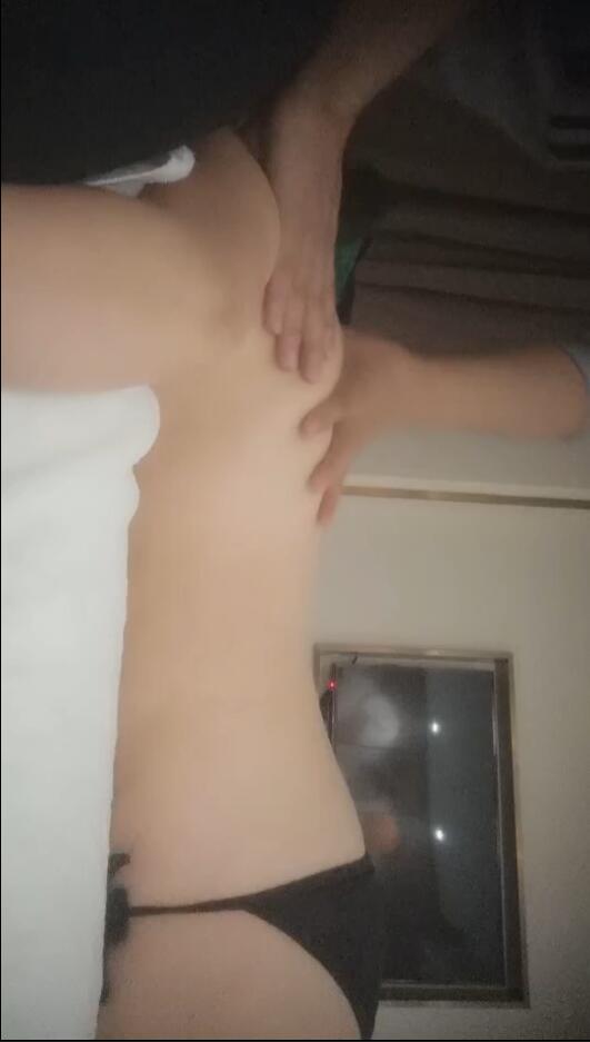 【推油少年】骚熟女全身推油按摩，按摩床上主动骑上来海报剧照