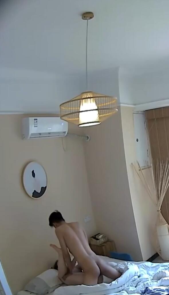 《绝版房型精选㊙️泄密》秋千日式酒店真实欣赏几对青年男女激情啪啪白天干晚上干精力充沛极品童颜巨乳妹反差的样子好骚海报剧照