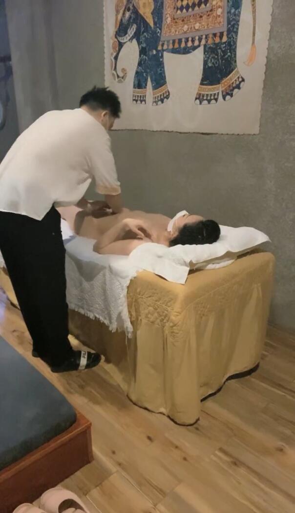 【黛西老师】，真实SPA按摩店偷拍，男人的梦想职业，小少妇身材不错，光滑圆润无毛馒头穴海报剧照