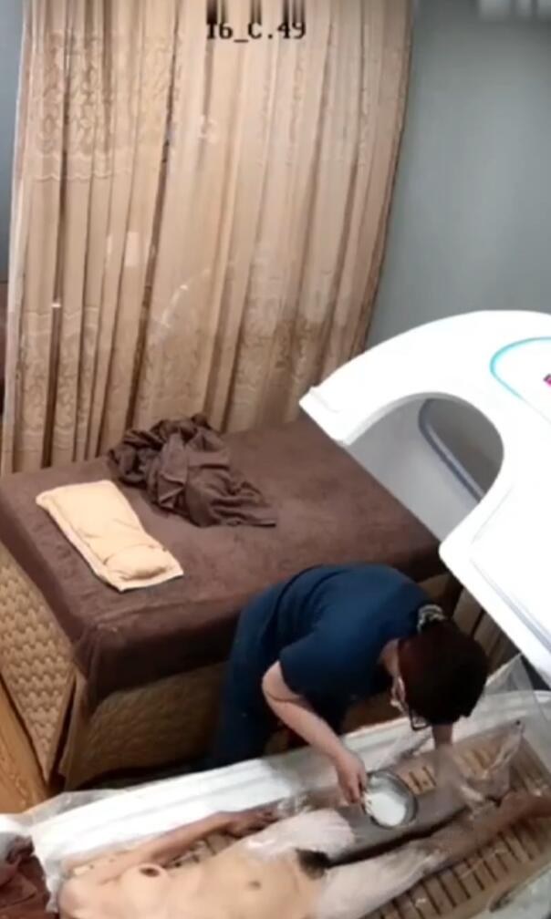 监控破解偷拍全裸做SPA的少妇海报剧照