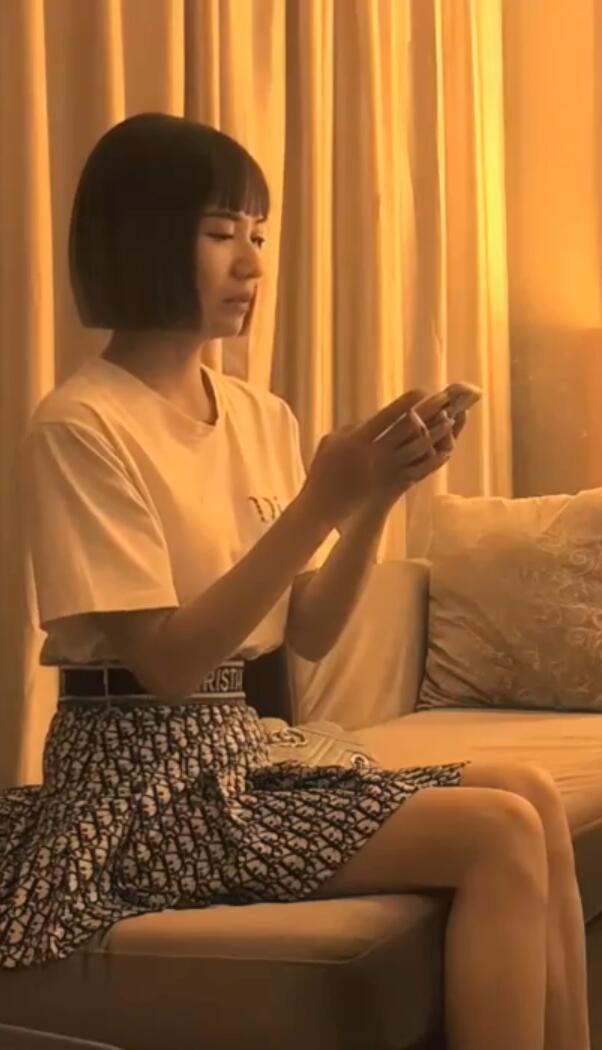 【男爵全国探花】白衣短发妹子，口交69互舔猛操海报剧照