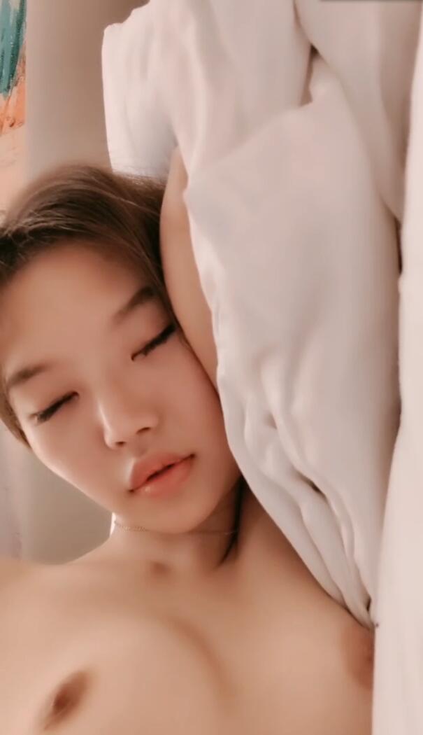 花臂纹身妹妹！睡眼蒙眬被炮友操！海报剧照