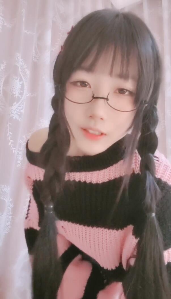 双马尾一脸呆萌，一线天白虎馒头B海报剧照