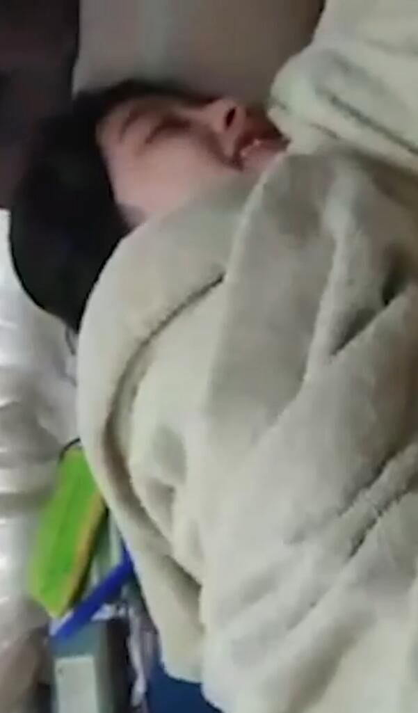 父亲没忍住,兽性大发,插到女儿全身抽搐海报剧照