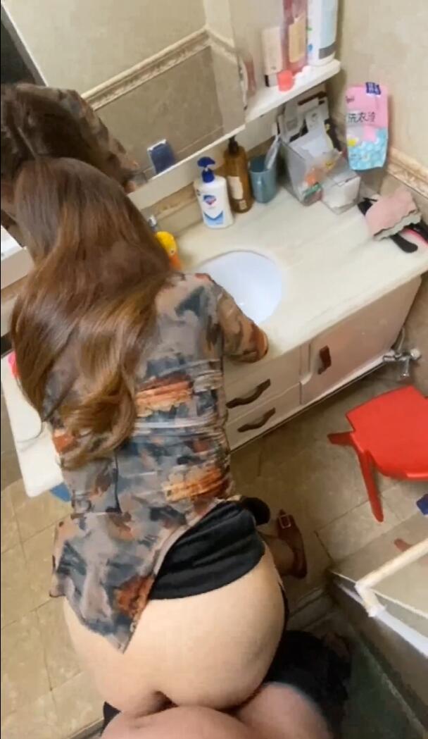 趁老婆不在家大姨子主动穿旗袍勾引我操她骚穴海报剧照