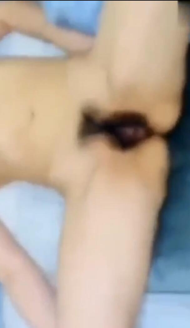 【真实父女乱伦】女儿生日喝醉爸爸趁机内射女儿两次，鸡巴都不舍得拔出来海报剧照
