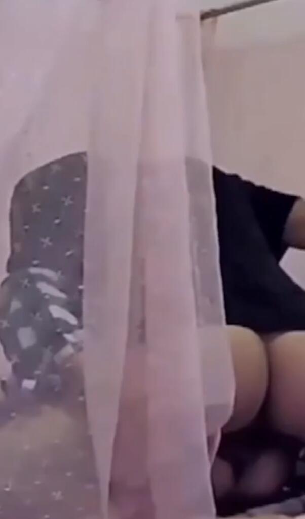 【真实父女乱伦】老婆不在家，禽兽夫妻居然猥琐自己大女儿，小女儿一直叫爸爸海报剧照