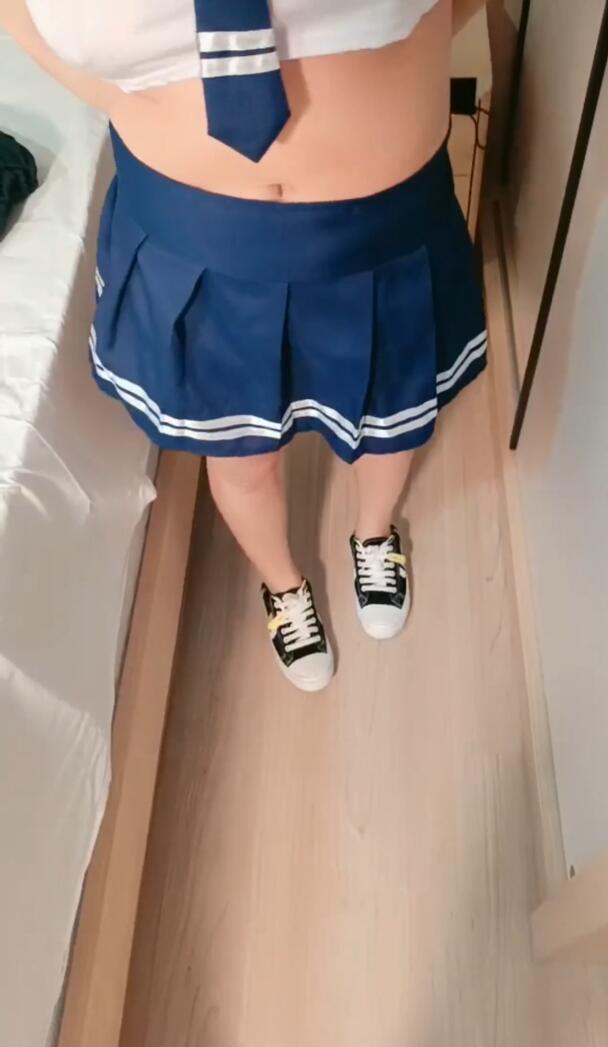 爆乳侄女寄宿在舅舅家遭威逼利诱开苞，最终臣服在淫威调教之下海报剧照