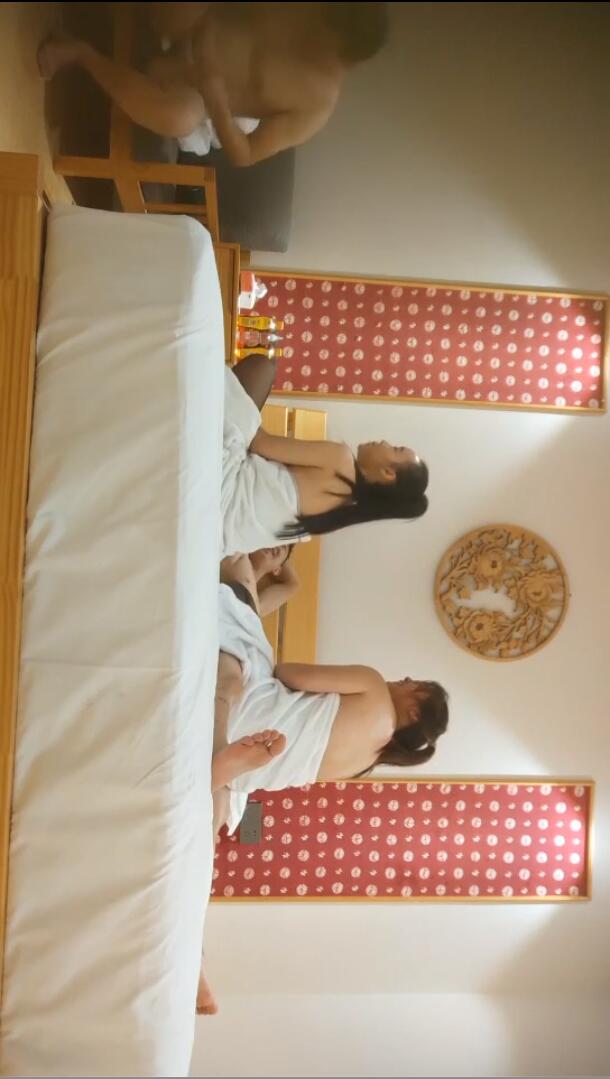 【换妻传媒】约一对中年夫妻4P交换，精彩继续，一人一个全力输出，打桩机猛怼海报剧照