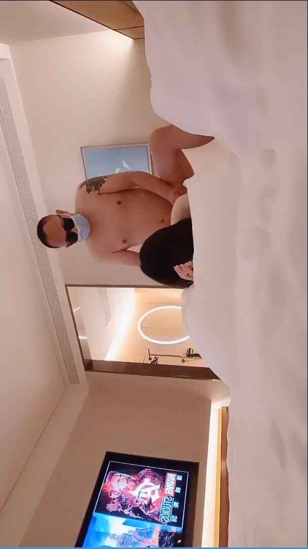 【换妻极品探花】，单男粉丝赴约，舔脚舌吻啪啪，绿帽老公一旁手机记录海报剧照