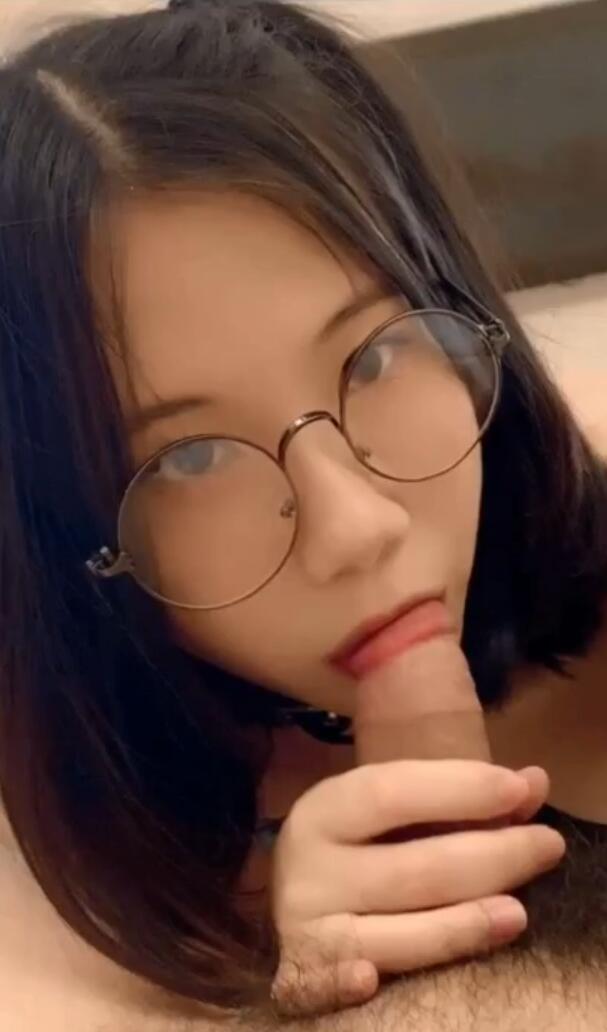 可爱女友前戏口活特写，认真舔的样子非常美海报剧照
