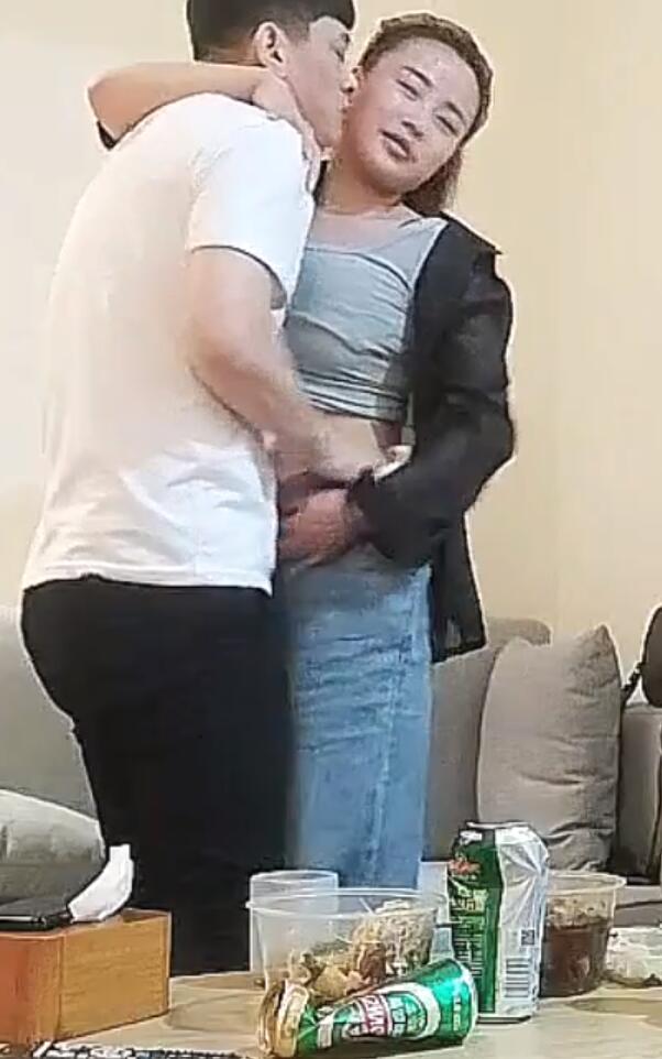 【爱情故事】网聊新人，良家骚女今天见面，撩下衣服吸奶扣穴，转战床上爆操骚逼海报剧照