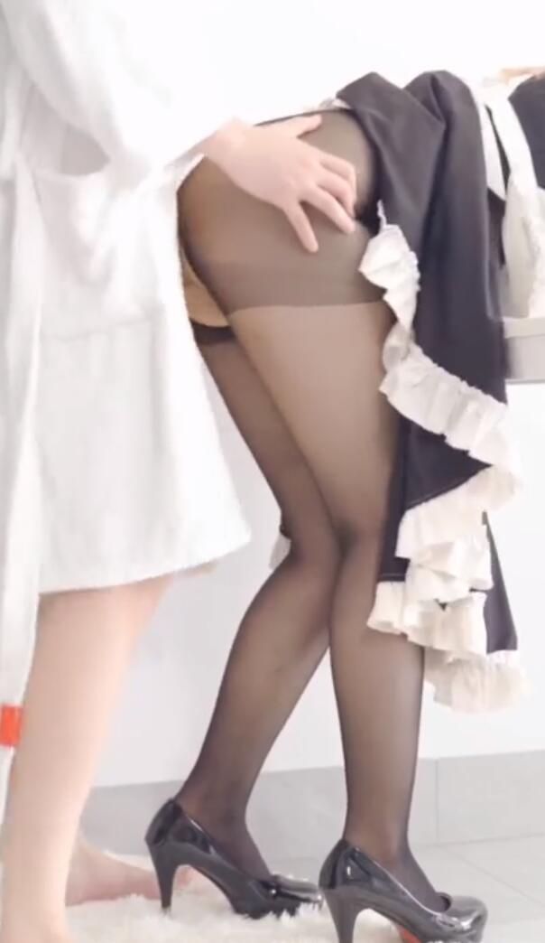 家里的笨蛋黑丝女仆又犯错了，作为主人的你只好用大肉棒狠狠的惩罚这个除了挨操什么都做不好的女仆火爆新人白虎网红『米胡桃 MeeHuTao』海报剧照