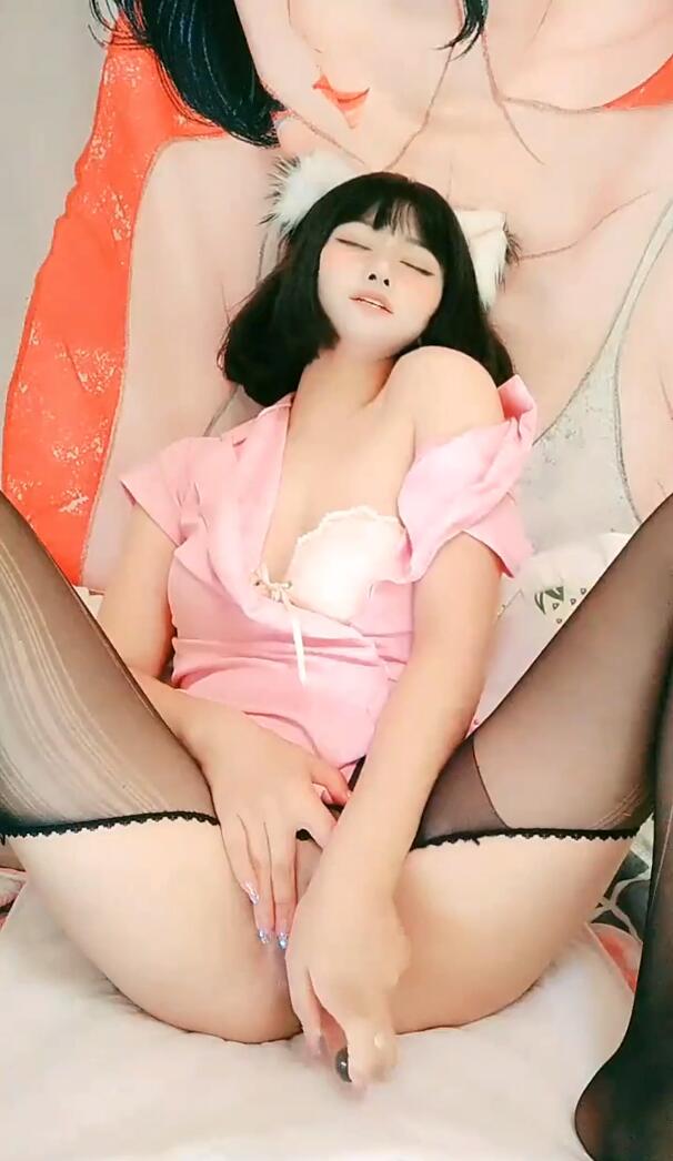 粉里透红的妹子全程露脸激情大秀，开档黑丝鲍鱼好美，道具激情抽插骚穴淫水直流表情好骚，浪叫呻吟不止刺激海报剧照