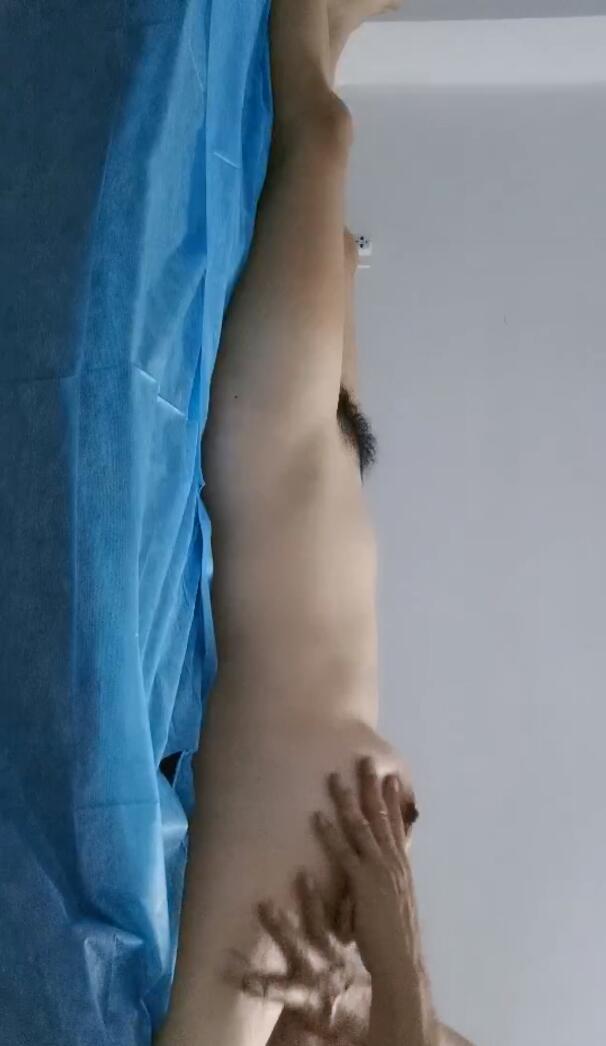 200元的快乐SPA男技师偷拍客户服务，推背按摩脱掉内裤，扣穴揉屁股搞得想要，按摩床侧入撞击海报剧照