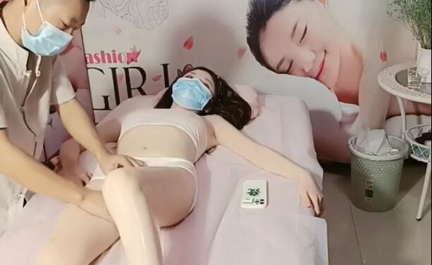 水宜方养生SPA会所忽悠女顾客做特殊服务，全身按摩揉捏奶子抚摸逼逼玩弄，各种爆草抽插呻吟海报剧照